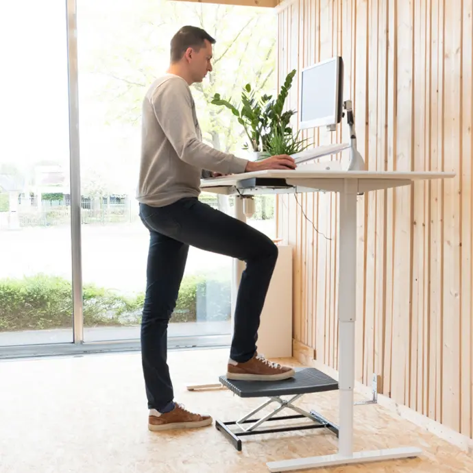 Discover sit-stand desks to help you move more during your workday Ergonomio electric sit-stand desk for alternating between sitting and standing
