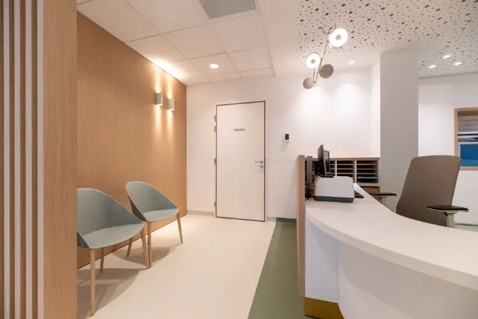 Wachtzaal met Arper Cila 2200 stoelen en warme houtaccenten