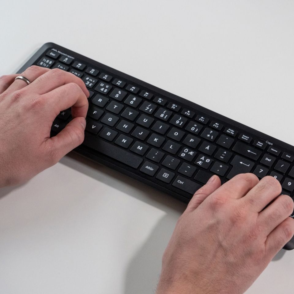 Mousetrapper Type Midi – compact keyboard with numeric keypad Mousetrapper Type Midi compact keyboard with numeric keypad in use