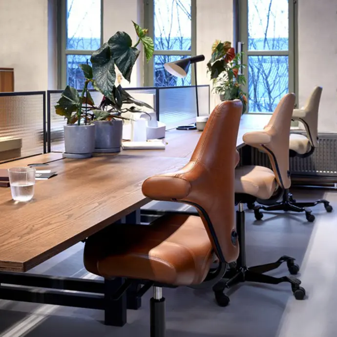 Luxe lederen HÅG Capisco 8106 bureaustoel in een thuiswerksetting – ergonomie en stijl gecombineerd