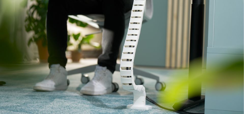 White Addit cable guide, 130 cm for sit-stand desks, keeps cables tidy and prevents tangling.