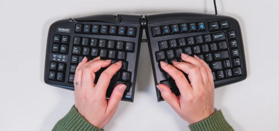 Ergonomisch Goldtouch Adjustable V2 toetsenbord in gebruik, met een gesplitst en verstelbaar ontwerp voor een natuurlijke pols- en handpositie.