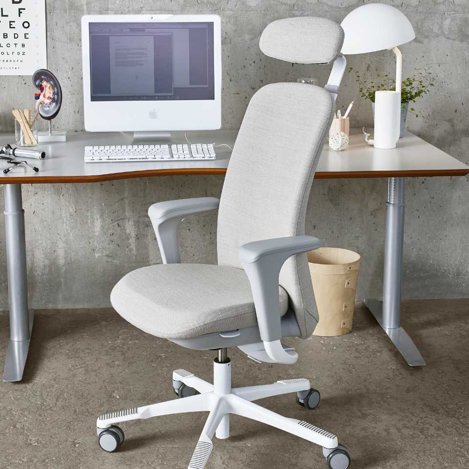 HÅG SoFi 7300 office chair with headrest, white frame and beige upholstery, health-segment model