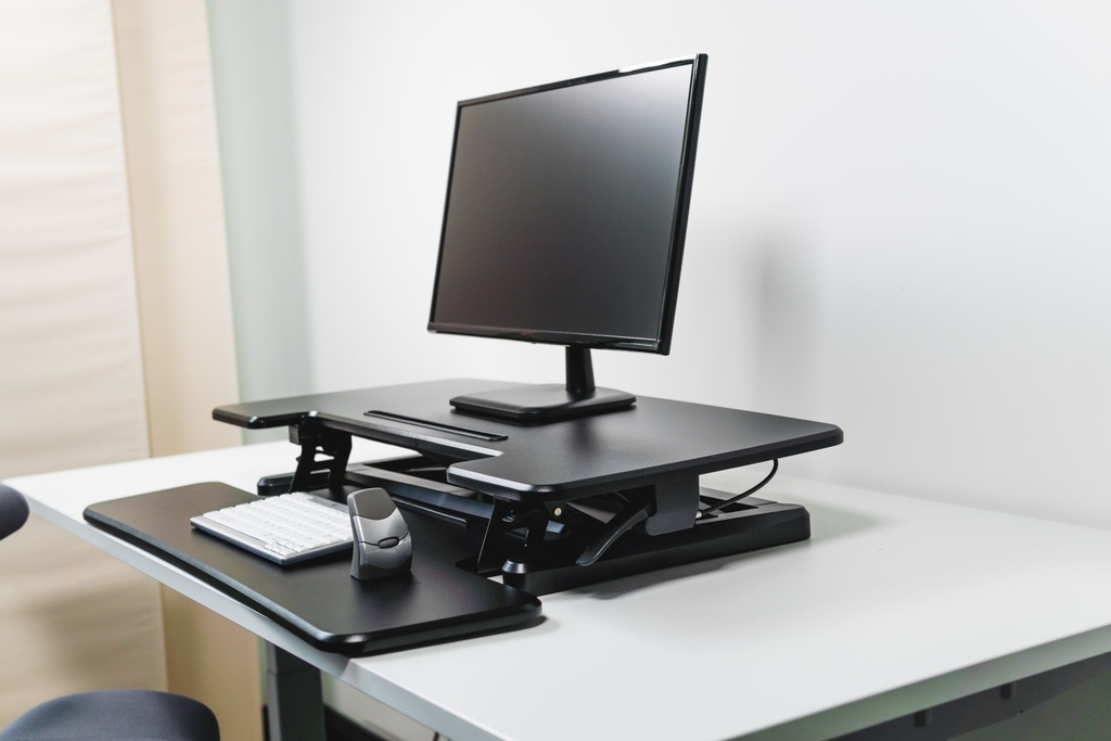 BakkerElkhuizen-adjustable-sit-stand-desk-riser-2-black-sit-stand-desks-1697184549-2.jpeg (img_0_1)